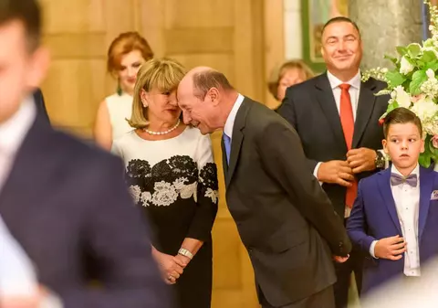 Tot ce nu s-a văzut la botezul nepoatei lui Traian Băsescu. Imagini în premieră de la creștinarea Anastasiei | FOTO