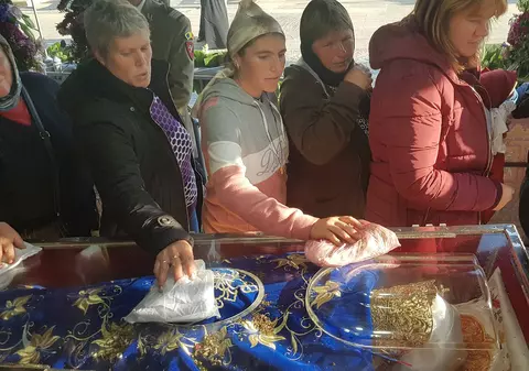 GALERIE FOTO/ Credincioșii suportă orice pentru că ”îi întărește Dumnezeu”. 2,5 kilometri de coadă la moaște, viteză 1000 de pelerini pe oră!