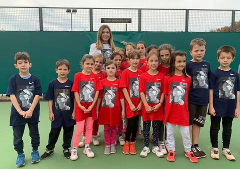 Cadouri de la Simona. Liderul mondial WTA le-a oferit unor copii tricouri imprimate cu chipul ei