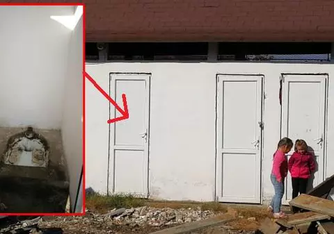 REPORTAJ/ Așa arată un veceu din județul Botoșani! Când firma de construcții face vila șefului județului mai repede decât școala. Elevii din satul Roma, printre mormane de moloz, până la veceul deschis - VIDEO