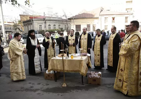 FOTO | Parastas pentru victimele de la Colectiv, în apropierea locului tragediei