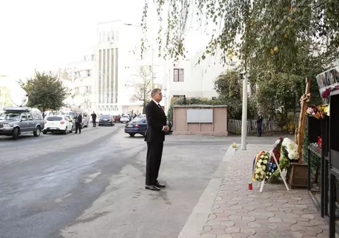 FOTO și VIDEO. Klaus Iohannis a depus la Clubul Colectiv o coroană de flori în memoria victimelor incendiului