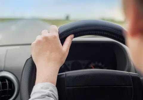 O mamă a publicat pe internet o fotografie indecentă cu tatăl copilului ei, iar apoi l-a călcat cu mașina