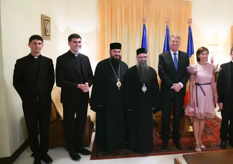 FOTO/ Carmen Iohannis, aspru criticată pentru ținuta aleasă pentru vizita la Episcopia Română din Italia. „Când încurci 25 cu 52"