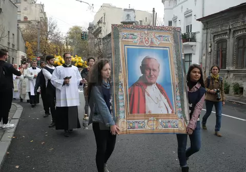 GALERIE FOTO/ Relicva Papei Ioan Paul al II-lea a fost purtată, duminică, prin centrul Bucureștiului. Mii de oameni au venit în procesiune