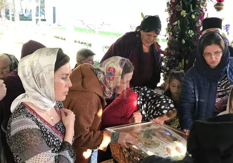 VIDEO/ O femeie “posedată” a venit să se închine la racla Sfintei Parascheva. Reacția șocantă a acesteia