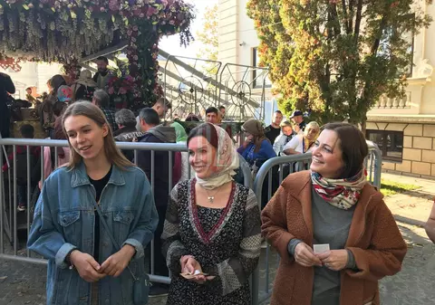 A venit din Rusia pentru a se închina la Sfânta Parascheva. Doctorița din Moscova a așteptat 12 ore la coadă pentru o „ mângâiere duhovnicească”