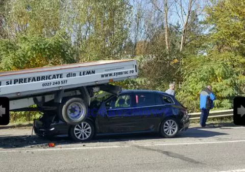 Un autoturism a ajuns sub o autoutilitară. Accident neobișnuit în Suceava |FOTO
