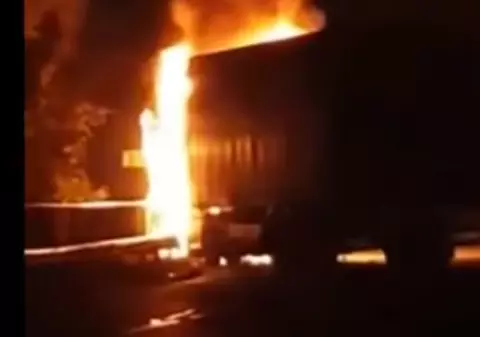 VIDEO | Accident grav pe DN 1. Trei tineri au ars de vii după ce mașina lor a fost lovită de un TIR