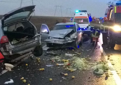 Accident teribil lângă Iași. Cinci mașini s-au "șifonat". Patru oameni au suferit răni. Unul e în stare gravă