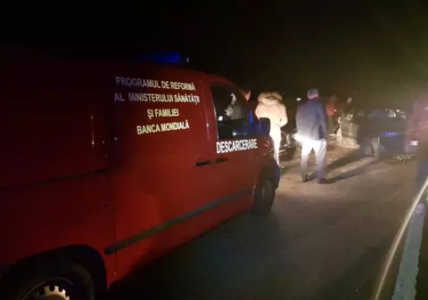 Un mort și trei răniți într-un accident în Suceava. S-au ciocnit trei mașini, luni dimineață