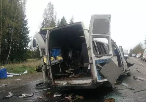 FOTO | Accident șocant în Rusia: 13 morți și 2 răniți, după ce un microbuz s-a ciocnit cu un autobuz