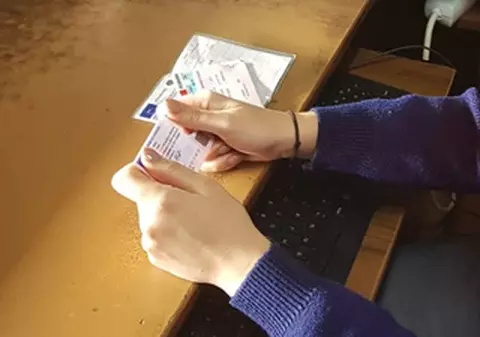 Un moldovean a fost prins cu un act de identitate falsificat și a dat vina pe soție