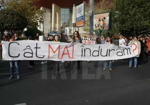GALERIE FOTO/ Marş împotriva violenţei domestice, în Bucureşti: "Împreună pentru siguranţa femeilor"