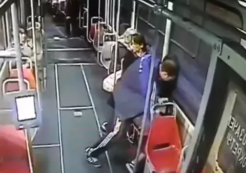 Scandalos. Un bărbat a agresat o fată minoră în tramvai în plină zi. Nimeni n-a intervenit! Chiar în spatele victimei era un bărbat, care se uita nepăsător în altă parte | VIDEO