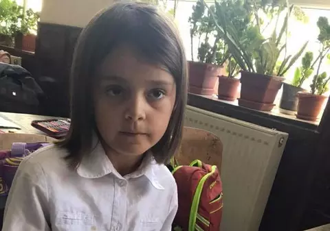 Ajutor pentru fetița din Vaslui care merge flămândă la școală. Un bărbat din Iași s-a oferit să-i renoveze casa