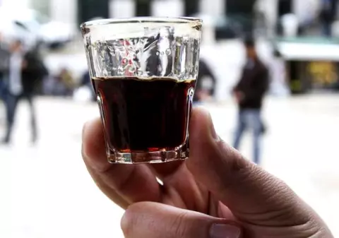 Un elev a intrat în comă alcoolică la un liceu din Botoșani. Motivul uluitor pentru care a băut o cantitate mare de alcool
