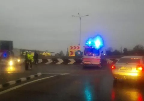 O ambulanță a intrat într-un sens giratoriu, în Timiș. Medicul și pacientul au fost răniți |FOTO