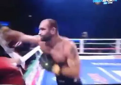 VIDEO | Un boxer și-a luat la pumni antrenorul în ring. Momentul a devenit viral