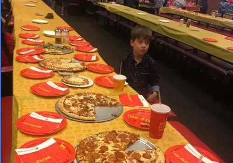FOTO | Un copil și-a invitat toți colegii de clasă la ziua lui de naștere, însă nimeni nu a venit. Imaginea sfâșietoare cu micuțul așteptându-și prietenii a devenit virală