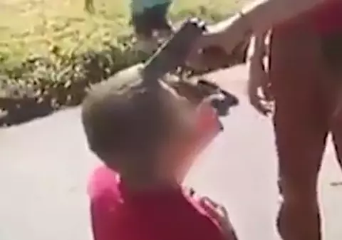Scene ireale în America! I-a pus pistolul la cap unui tânăr și l-a obligat să-i pupe piciorul