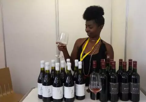 O antreprenoare din Africa a transformat sfecla în vin roșu. Băutura a devenit celebră și în Europa