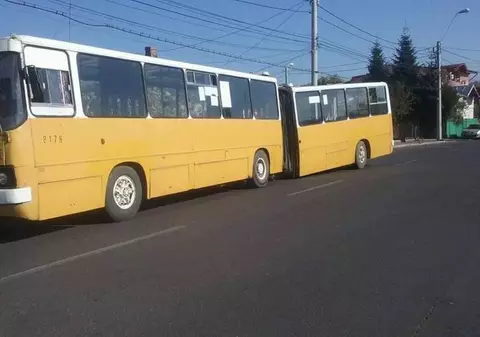 FOTO&VIDEO. Un autobuz plin cu călători s-a rupt vineri la prânz, în Ploiești, chiar în timpul cursei. Reacția companiei de transport public