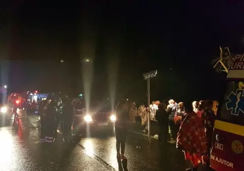 Un mort și 32 de răniți într-un accident de autocar în Hunedoara. A fost activat Planul Roșu de Intervenție |UPDATE