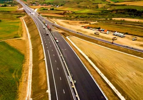 Ministrul Transporturilor, despre autostrăzi: "Am înţeles foarte clar mesajul românilor. Voi sta pe şantiere ziua şi seara, anunţat şi neanunţat"