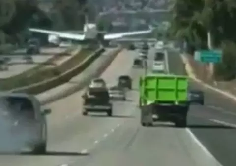 VIDEO | Momentul incredibil în care un avion aterizează pe autostradă, printre mașini