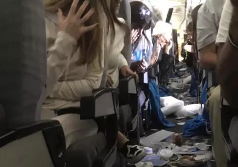 FOTO | Incident șocant în timpul unui zbor: 15 oameni au fost răniți, cabina avionului a fost devastată