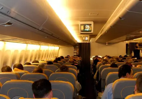 O femeie beată criță a provocat un scandal monstru la bordul unui avion. Aeronava s-a întors de unde a plecat