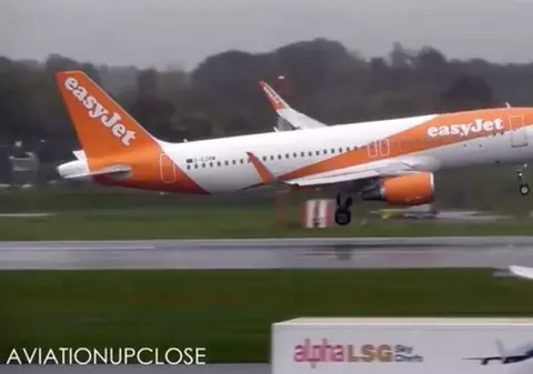 Piloții care au aterizat pe vânt puternic și ploaie deasă. Momente tensionate pe aeroport, în timpul furtunii Callum |VIDEO