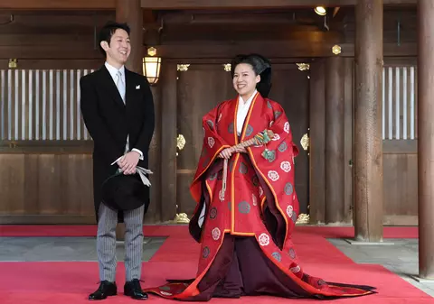Nuntă în familia imperială japoneză. Prințesa Ayako s-a căsătorit cu alesul inimii, un bărbat din popor, și renunță la statusul regal. Va primi o despăgubire uriașă din partea împăratului