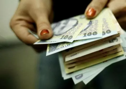 Analiștii economici despre efectele dublării alocațiilor, după decizia CCR: Bugetul sare în aer, leul se va deprecia în fața euro