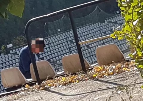 Imagini șocante pe un stadion din România. Un bărbat a fost surprins de reporterul GSP când se droga!