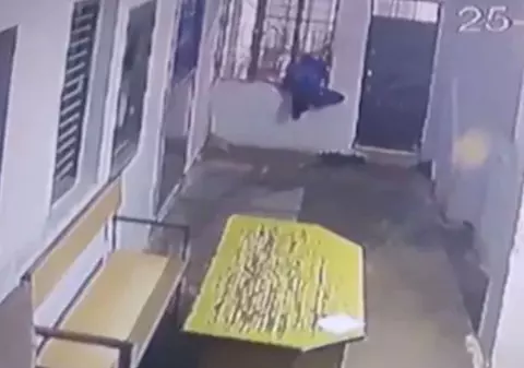 VIDEO | Momentul în care un infractor cu talia subțire evadează din arest. Imaginile sunt incredibile