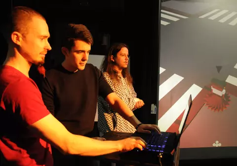 Joc pe calculator despre discriminare. Cine ajunge primul la finish: homosexualul, romul, punk-istul sau corporatistul?