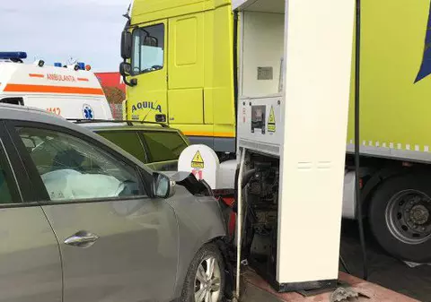 A intrat cu mașina într-o stație de benzină. Accidentul rutier care se putea termina tragic