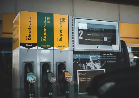 Atenție, șoferi! De azi, benzina si motorina își schimbă denumirea la pompă. Ce vor însemna noile simboluri din benzinării