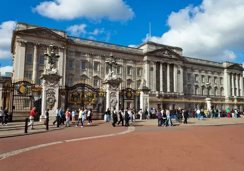 Regina Marii Britanii se mută de la Buckingham Palace