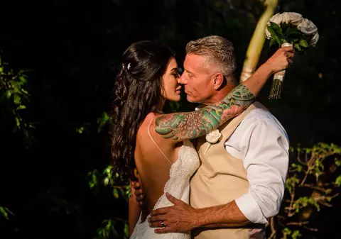 FOTO/ S-a măritat cu tatăl celei mai bune prietene, de două ori mai bătrân decât ea! Acum, cei trei pleacă împreună în vacanță!