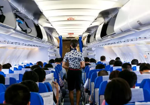 Decizie fără precedent a unei instanțe din România! Cum a ajuns o româncă să primească daune morale de 10.000 de euro din cauza unei stewardese