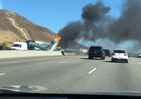 VIDEO | Avion cu însemne naziste, prăbușit pe o autostradă din SUA. Imaginile uimitoare de la fața locului