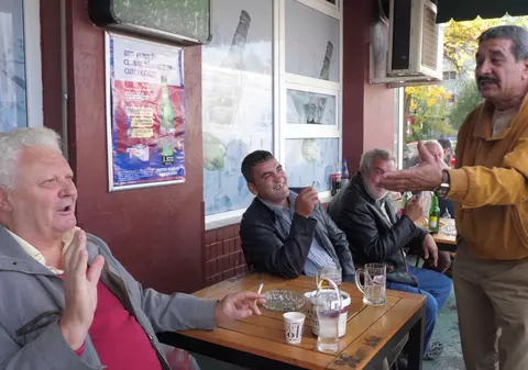 VIDEO | Referendumul în cârciumile din Rahova: «Eu i-aş fi întrebat pe români, dacă s-ar întoarce din nou în ’90, ar vota la fel?»