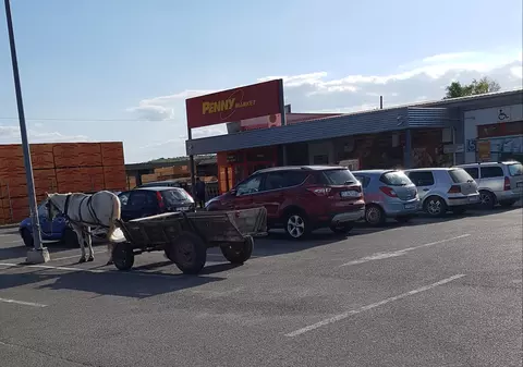 ȘTIREA MEA/ Cea mai neobișnuită parcare la un supermarket din România