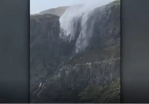 VIDEO | Imagini incredibile surprinse în Scoția. O cascadă a început ”să curgă invers”