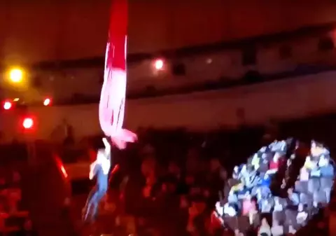 O tânără acrobată de la circ a căzut de la înălțime sub privirile îngrozite ale unor copii!