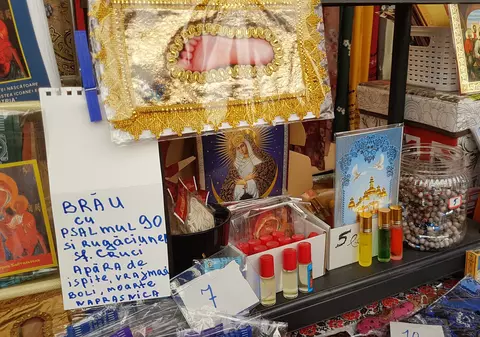 Comerțul atinge cote...mistice la pelerinajul de Sfânta Parascheva! La ofertă, unguent mânăstiresc, brâu cu psalmi și cruciulițe din aur medical!