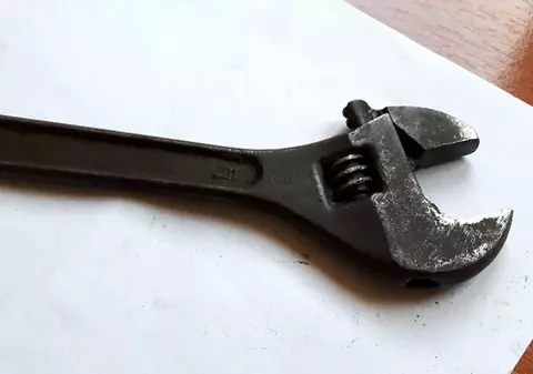 O româncă a fost bătută de o italiancă, cu o cheie franceză. Polițiștii au stabilit motivul atacului